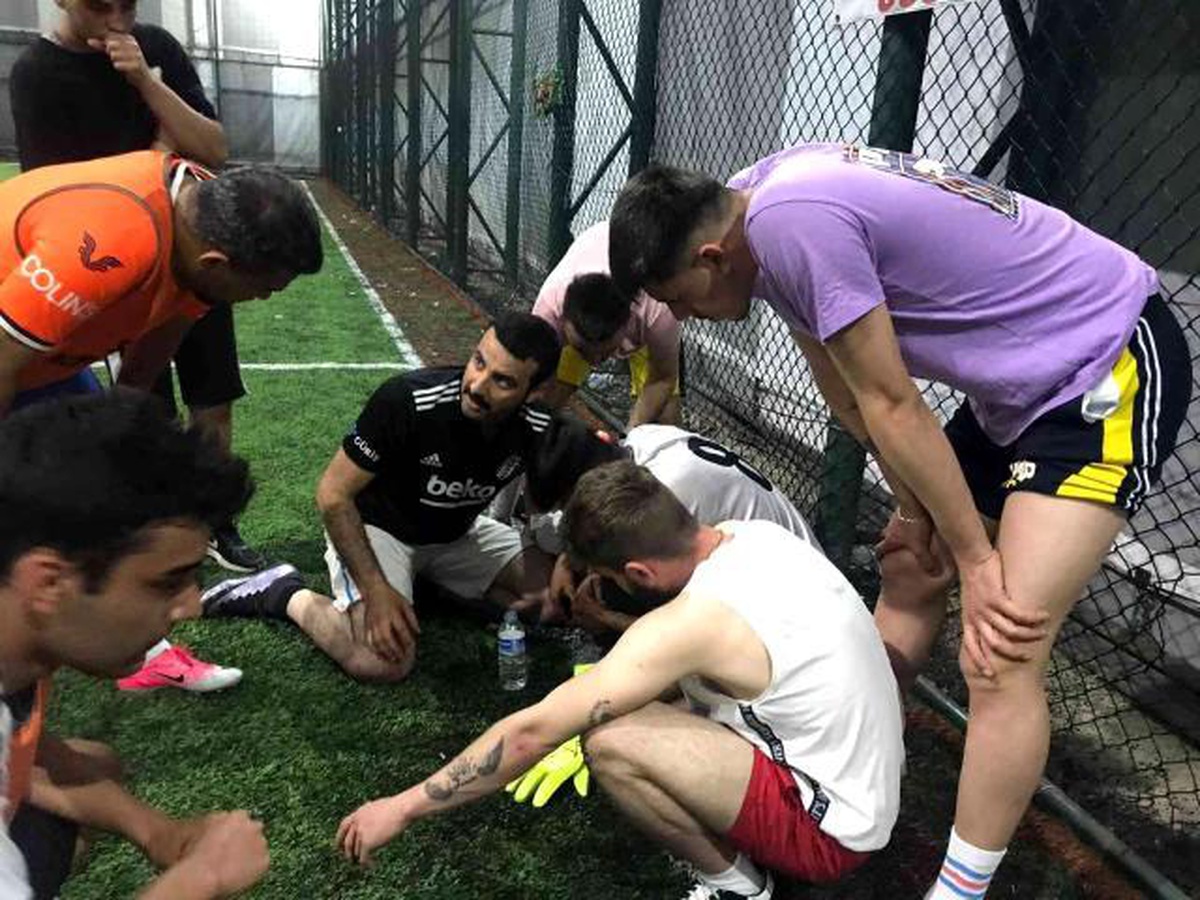 Halı sahada futbol oynarken dili boğazına kaçtı! Genç, saha kenarındaki vatandaş sayesinde hayata döndürüldü