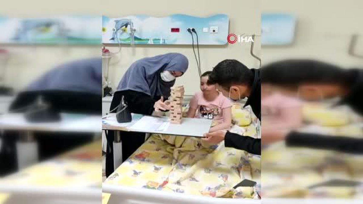 Hastanede tedavi gören çocuklara palyaço sürprizi