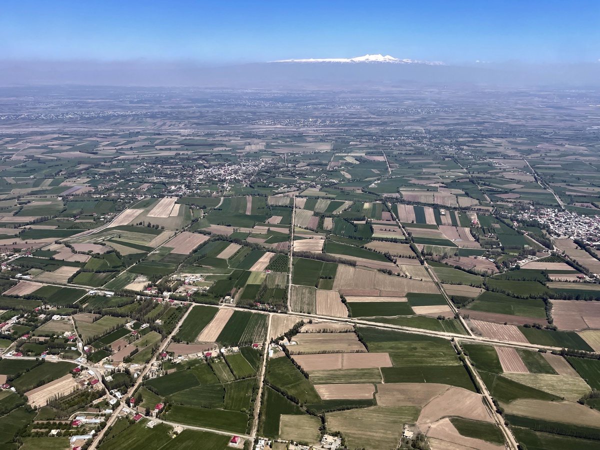 Baharda yeşeren tarım arazilerinin helikopterden görüntüsü çekildi