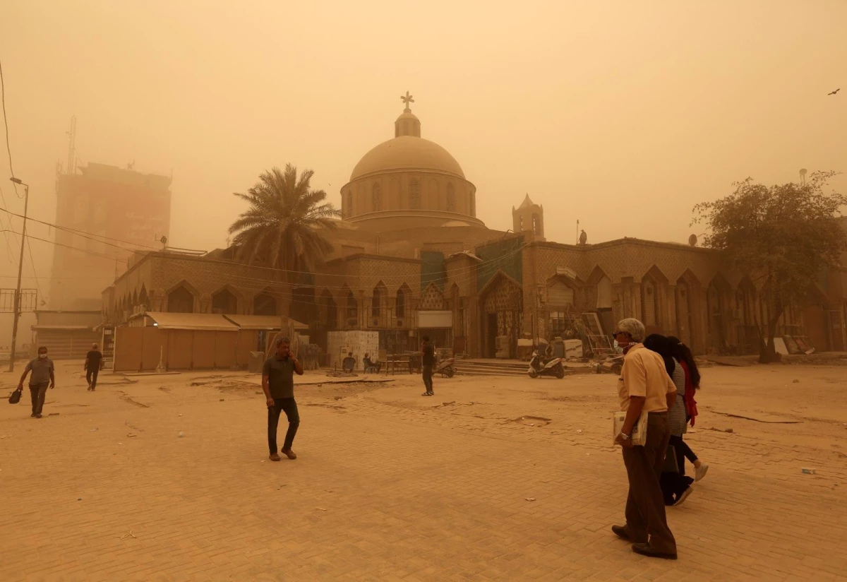 Irak\'ta kum fırtınası 4 bin kişiyi hastanelik etti