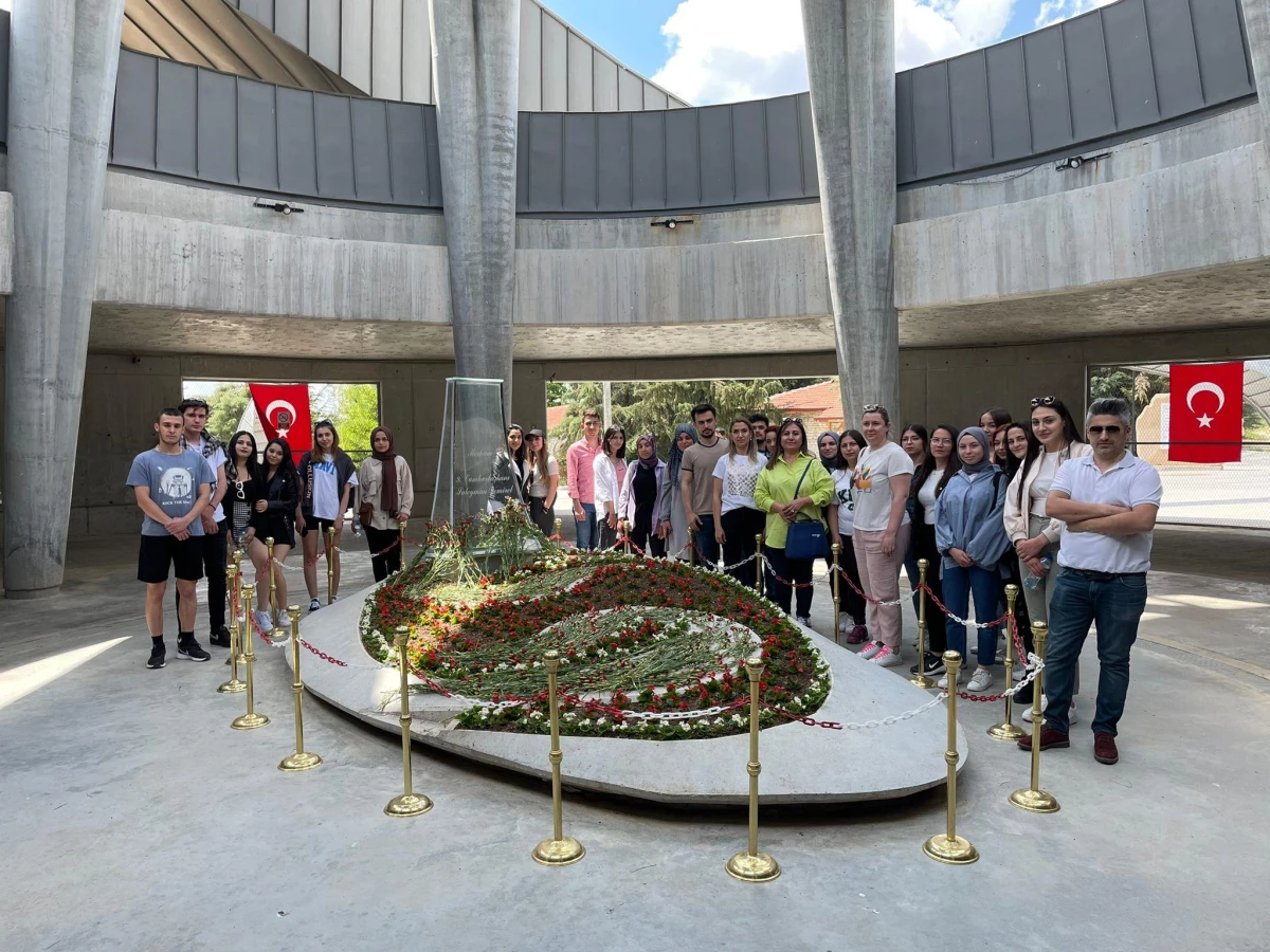 Isparta\'da öğrenciler Süleyman Demirel\'in anıt mezarını ziyaret etti