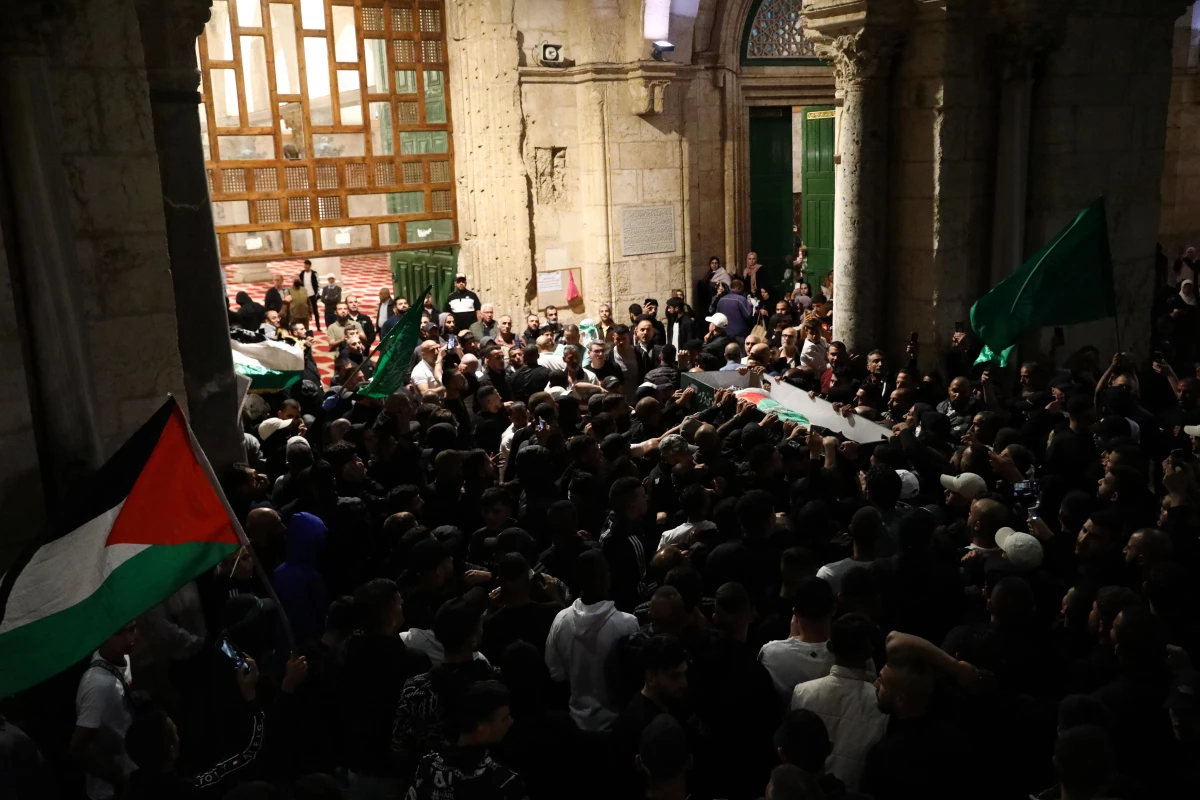 İsrail polisinden Mescid-i Aksa baskınında başından vurduğu Filistinli gencin cenazesine sert müdahale