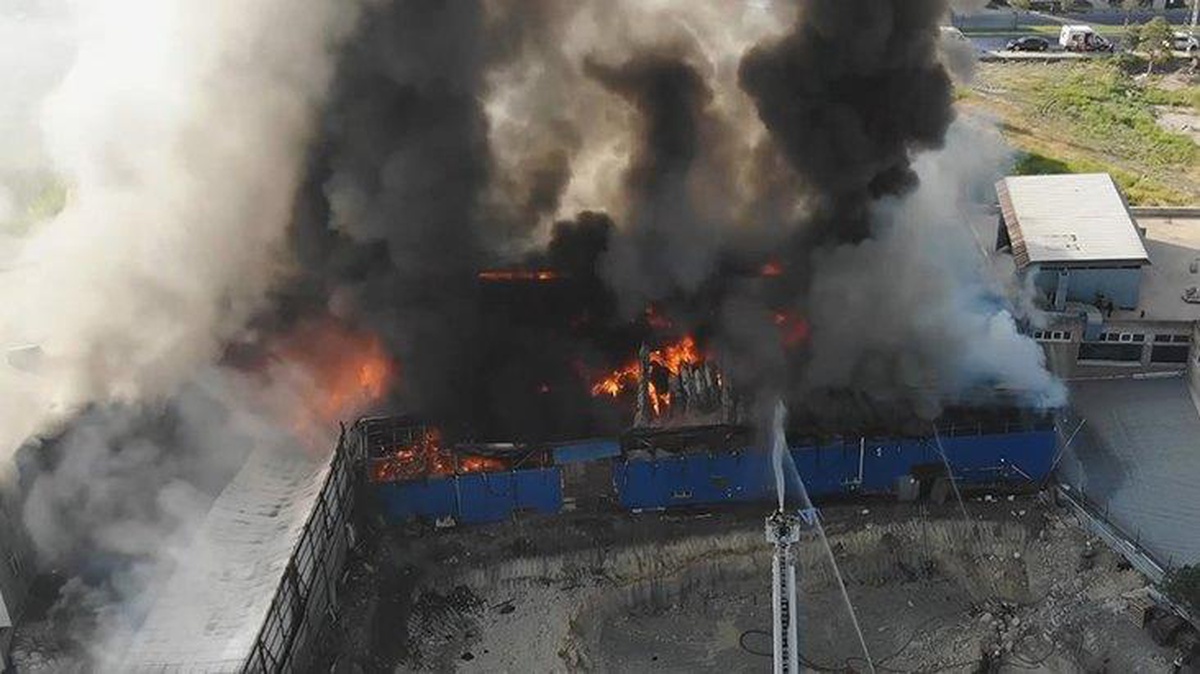 İstanbul\'un Arnavutköy ilçesinde fabrikada yangın çıktı! Yangın kısa sürede 3 fabrikaya daha sıçradı