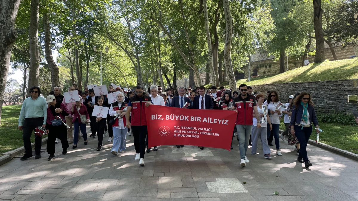 İstanbul\'da "Biz Büyük Bir Aileyiz" yürüyüşü yapıldı