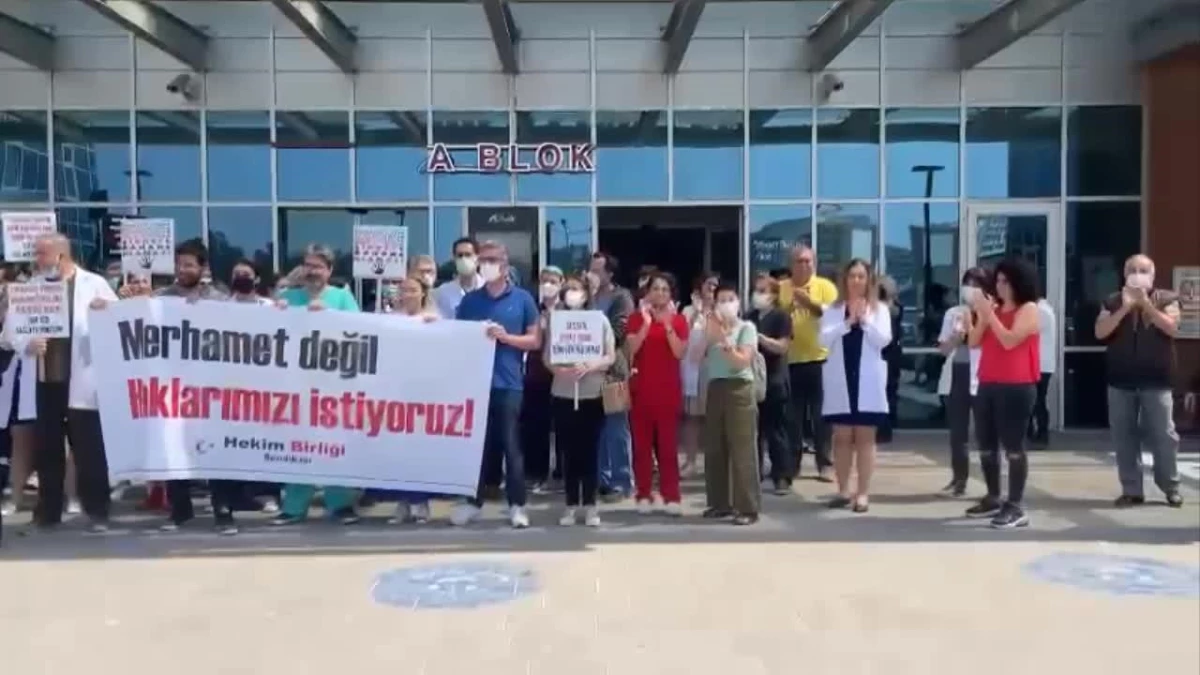 İzmir\'de Hekimler İş Bıraktı: "Yoksulluk Sınırının Altında Ücretler Kabul Edilebilir Değil"