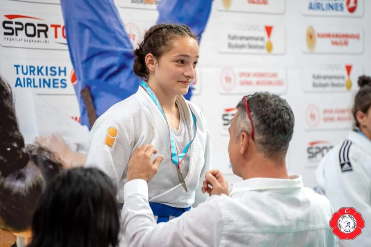 Düzceli Yaren Sala, Türkiye Yıldızlar Judo Şampiyonasında 63 kiloda şampiyon oldu