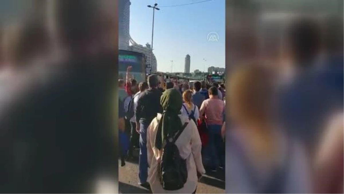 Kadıköy\'de yolculardan bekledikleri İETT otobüsünün gelmemesine tepki