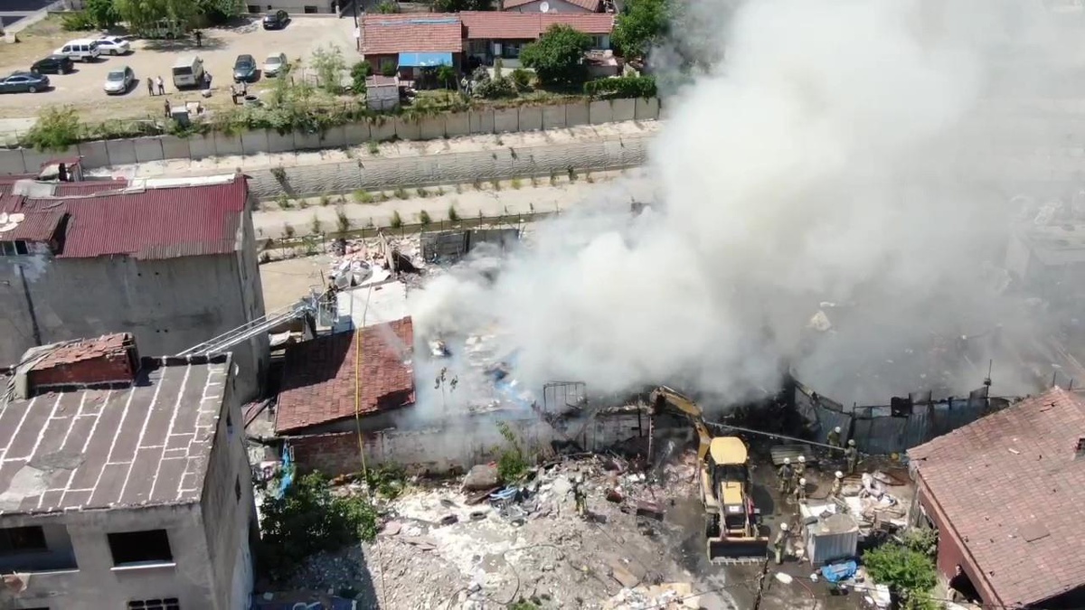 Son dakika gündem: Kağıt toplayıcılarının karton deposunda yangın
