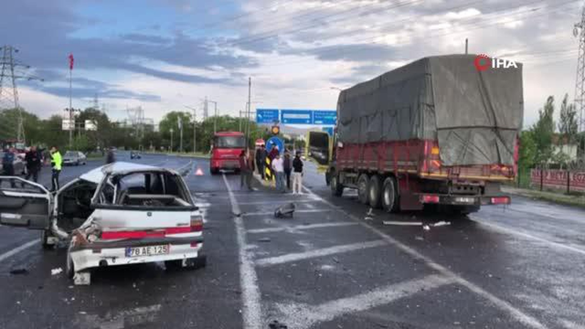 Son dakika haber: Kamyon otomobile çarptı : 1\'i ağır 2 yaralı