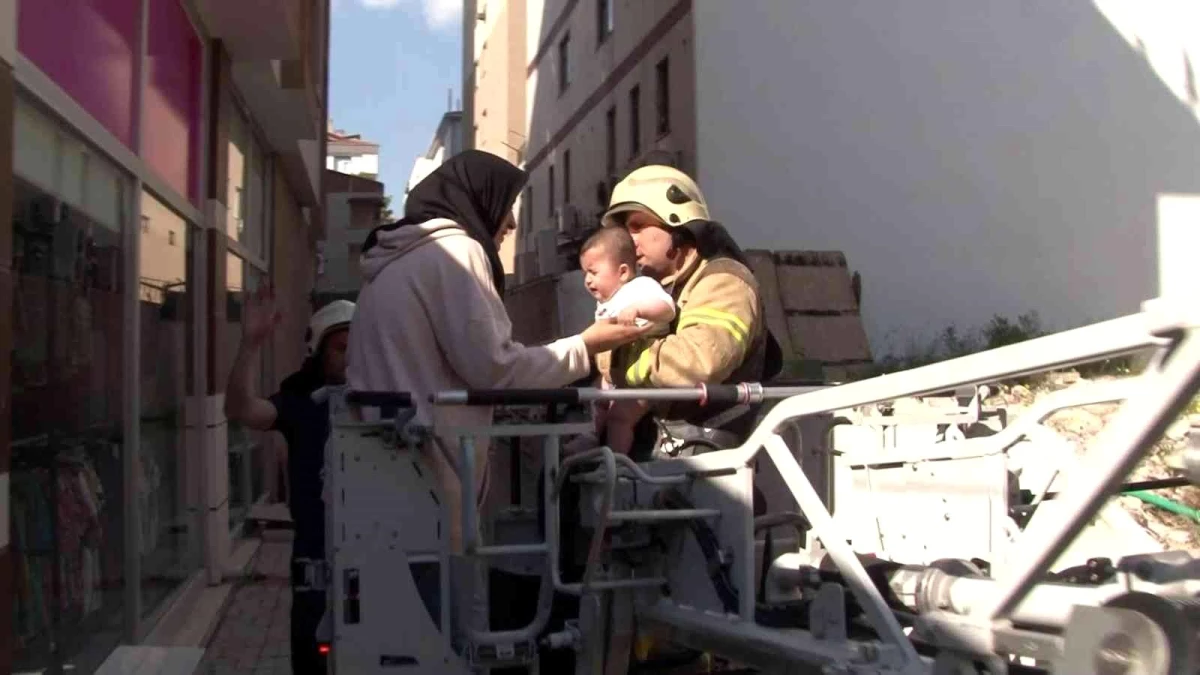 Kartal\'da yangın paniği: Mahsur kalan anne ve bebeği itfaiye ekipleri kurtardı