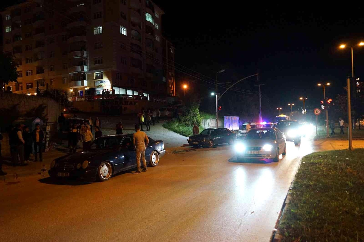 Kastamonu\'da kavşakta iki otomobil çarpıştı: 3 yaralı