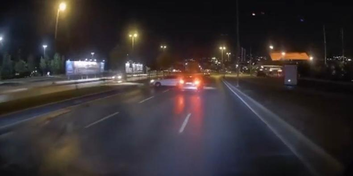 Kayan otomobil, seyir halindeki araca çarpıp kaçtı