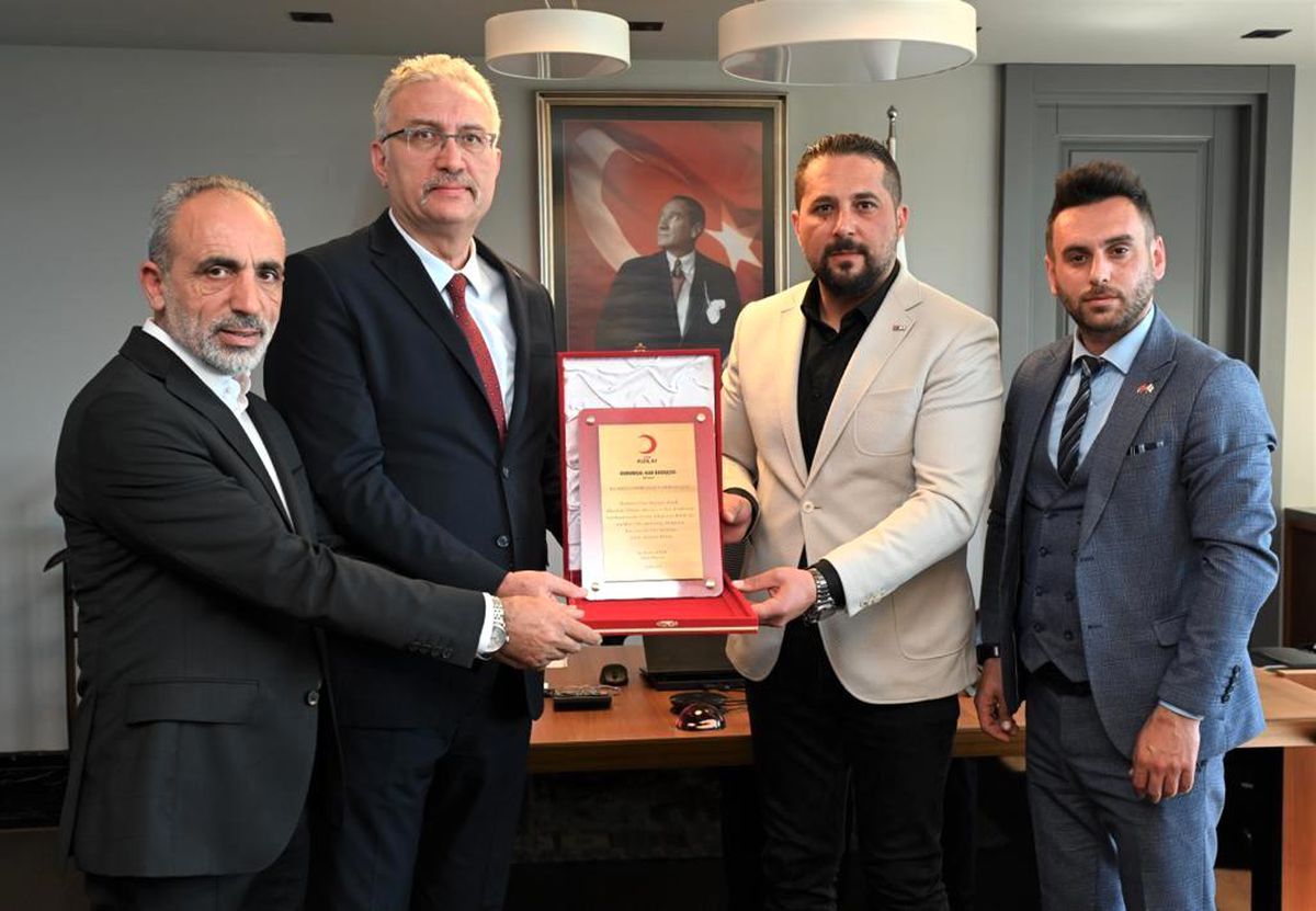Kızılay\'dan Erdemir Genel Müdürü Oral\'a teşekkür plaketi