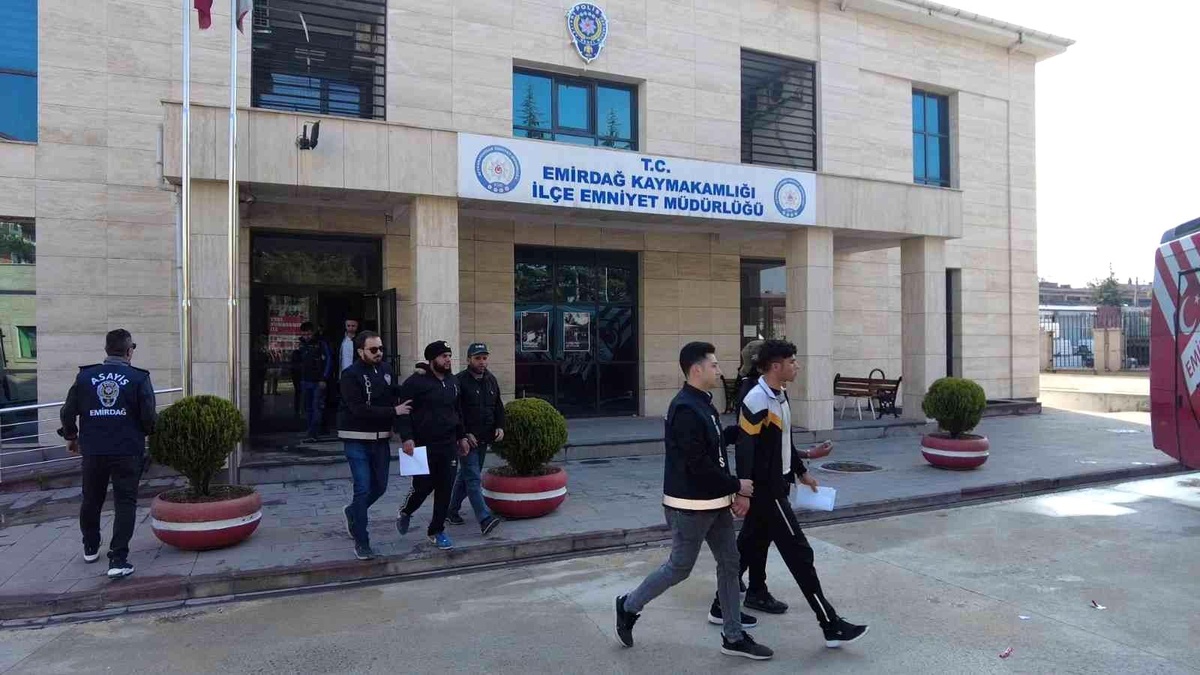 Kürek ve palalarla birbirlerine saldıran 14 kişiyi polis yakaladı