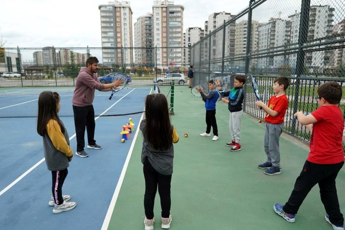 Melikgazi\'nin tenis kursu devam ediyor