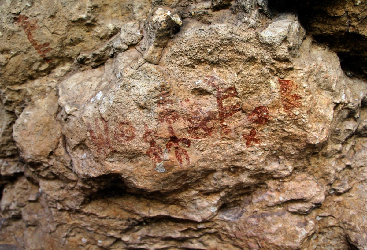 Mersin\'de mağara duvarında bulunan insan ve hayvan figürleri inceleniyor