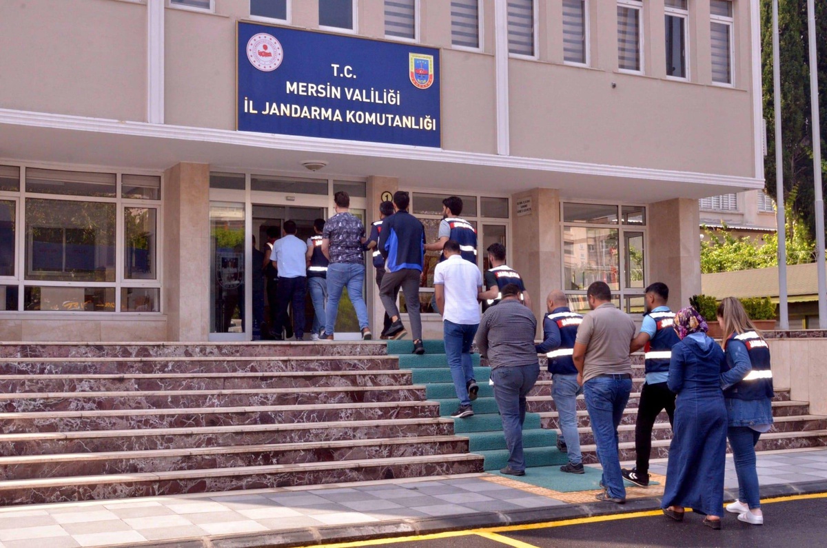 Mersin merkezli 6 ilde PKK\'ya finansman sağladıkları iddiasıyla 10 zanlı yakalandı