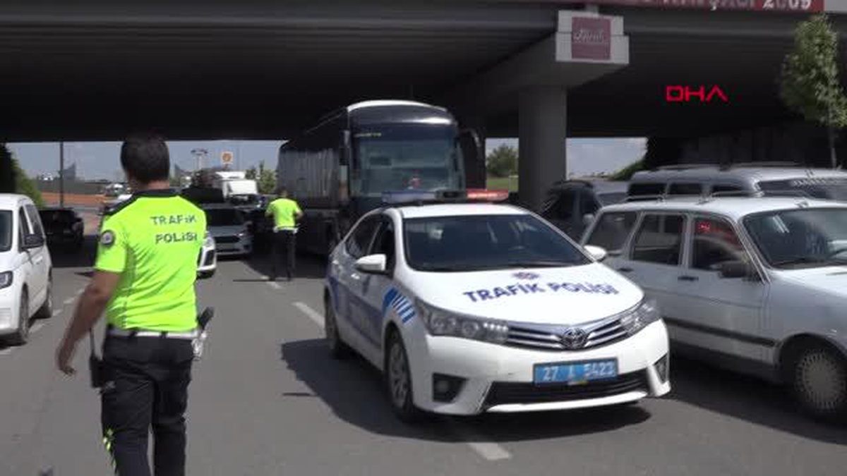 MİNİBÜSE ÇARPAN MOTOSİKLET SÜRÜCÜSÜ AĞIR YARALANDI