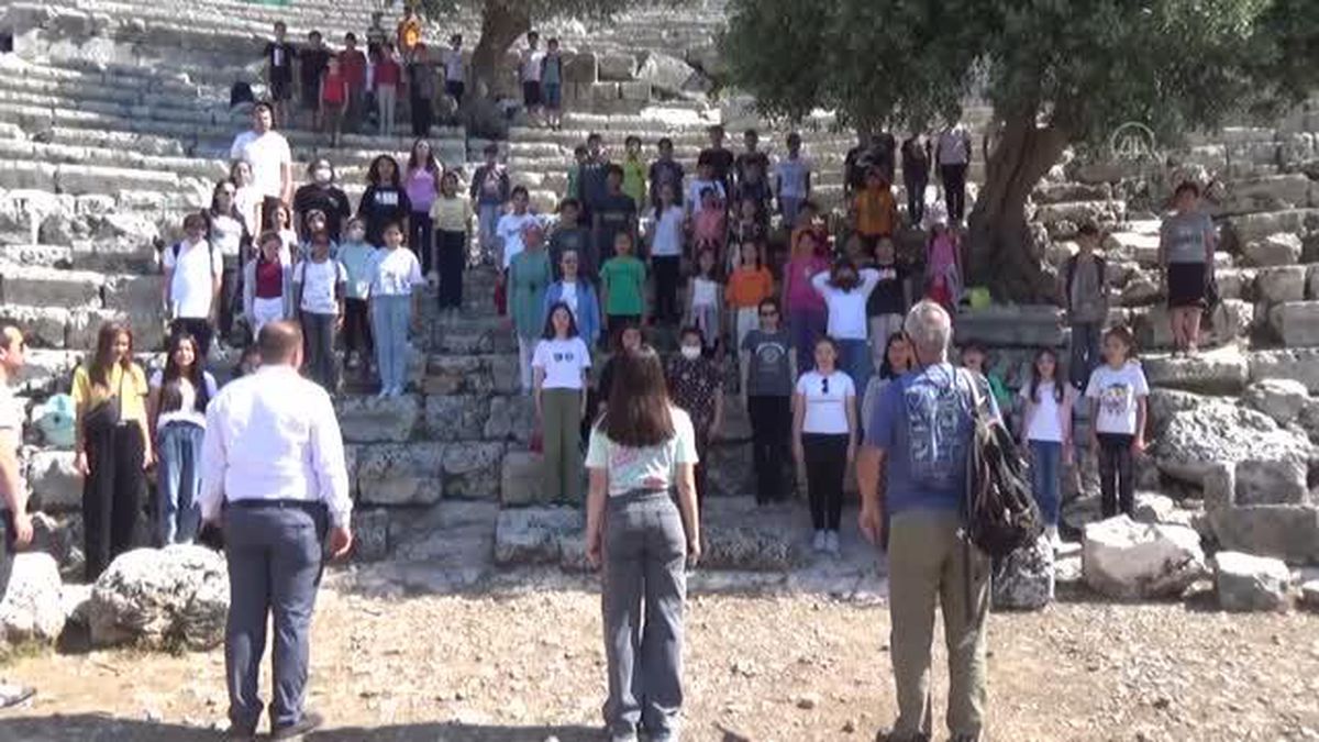 Ortaca'da öğrenciler 3 bin yıllık antik kentte kitap okudu