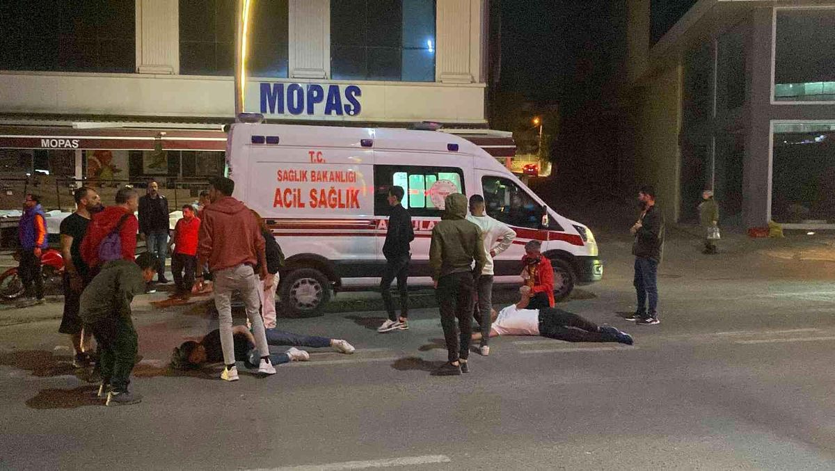 Otomobil ile çarpışan motosikletteki 2 kişi yaralandı