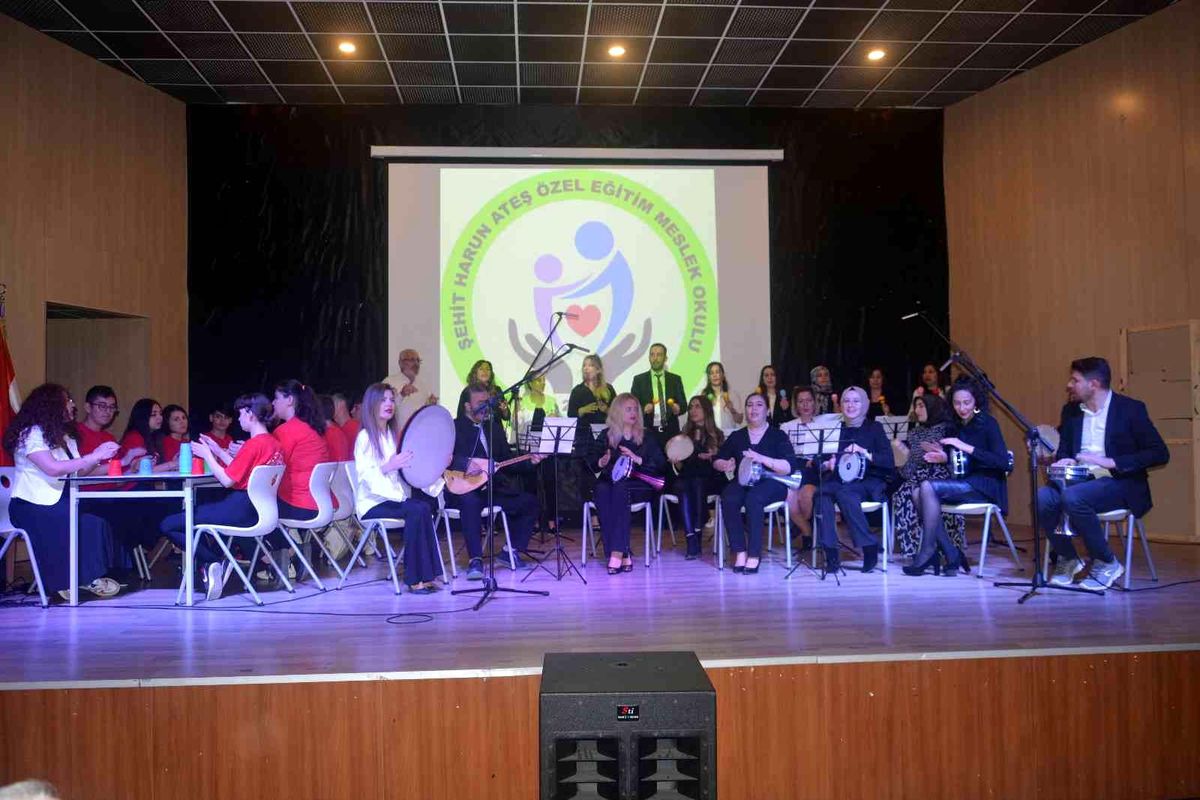 Özel çocuklardan ailelerine özel gösteri