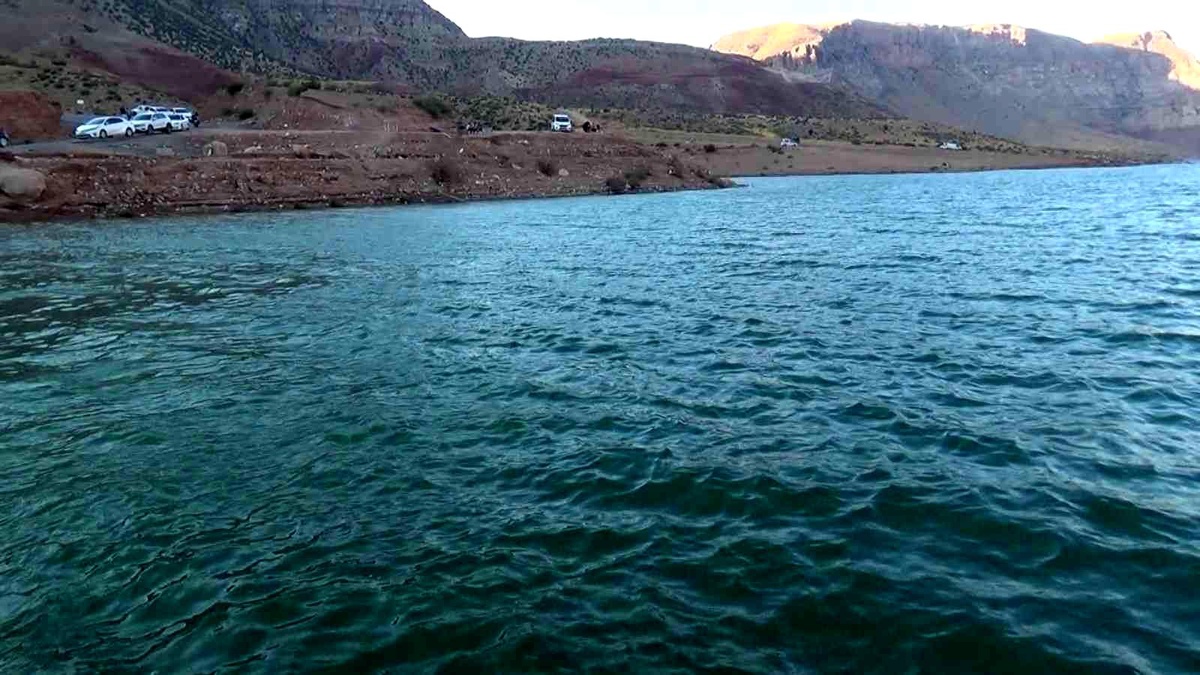 Siirt\'te yamaçtan kopan dev kaya parçaları Botan Çayı\'na düştü...O anlar kamerada