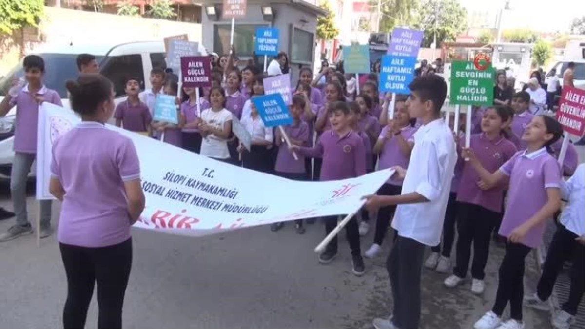 Silopi\'de öğrenciler Aile Haftası\'nda yürüyüş yaptı