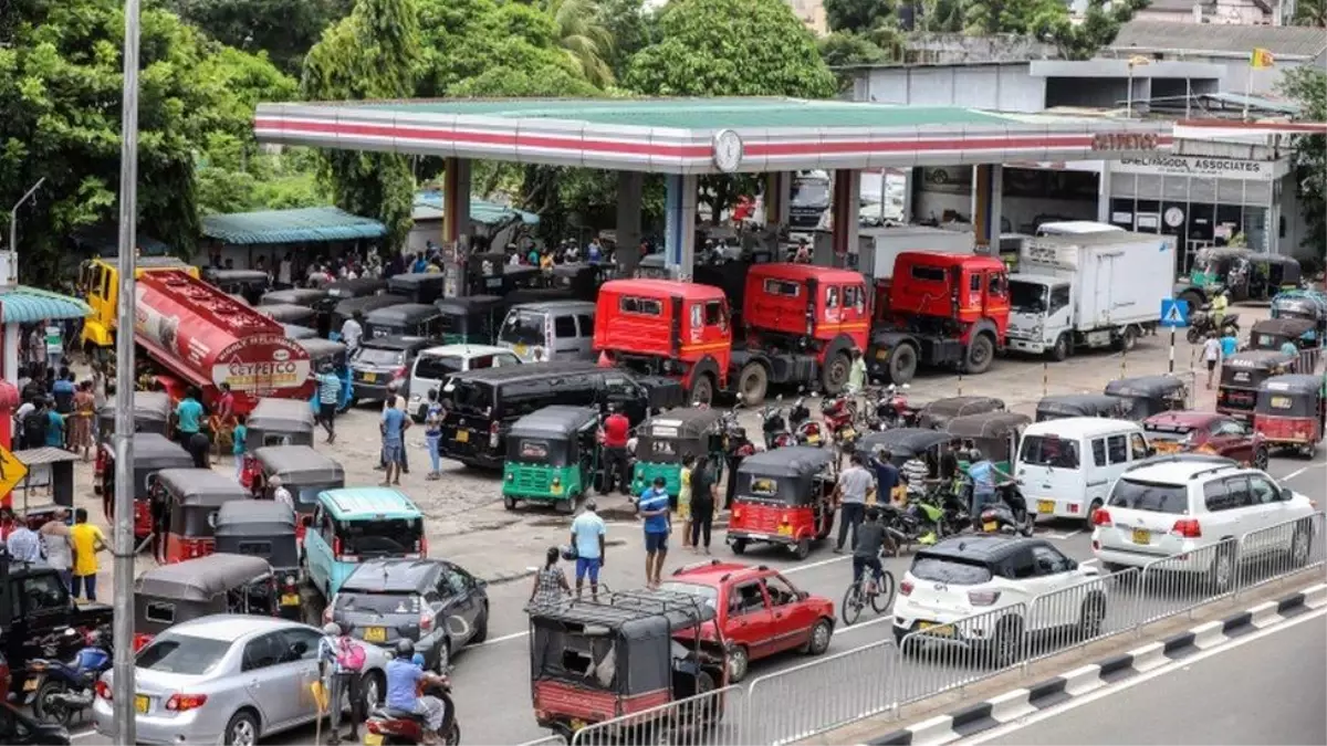 Sri Lanka Başbakanı: Bir günlük benzinimiz kaldı