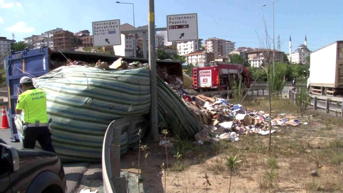 Sultanbeyli\'de atık yüklü kamyon devrildi: 1 yaralı