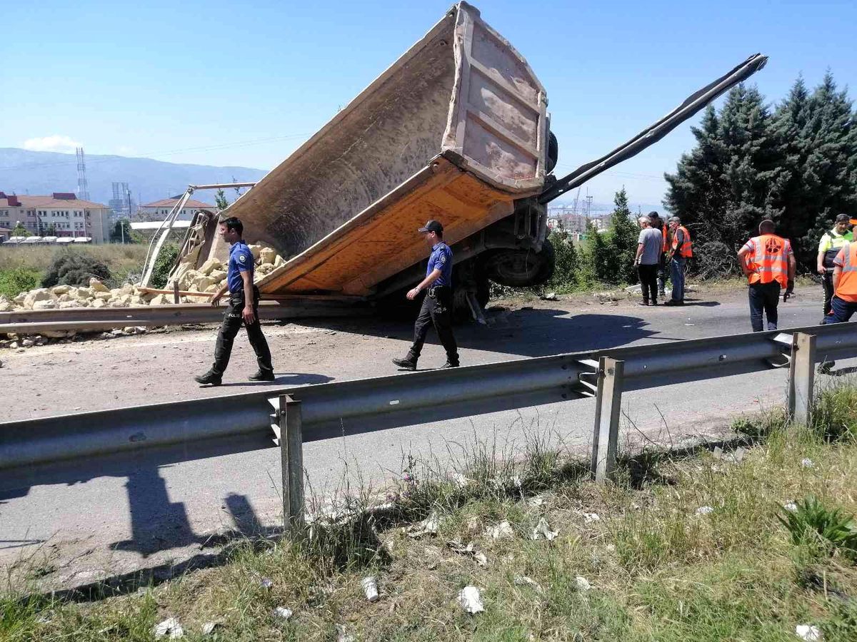 TEM\'de taş yüklü hafriyat kamyonu önce bariyerlere çarptı, sonra şarampole devrildi