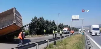 TEM'de taş yüklü hafriyat kamyonu önce bariyerlere çarptı, sonra şarampole devrildi