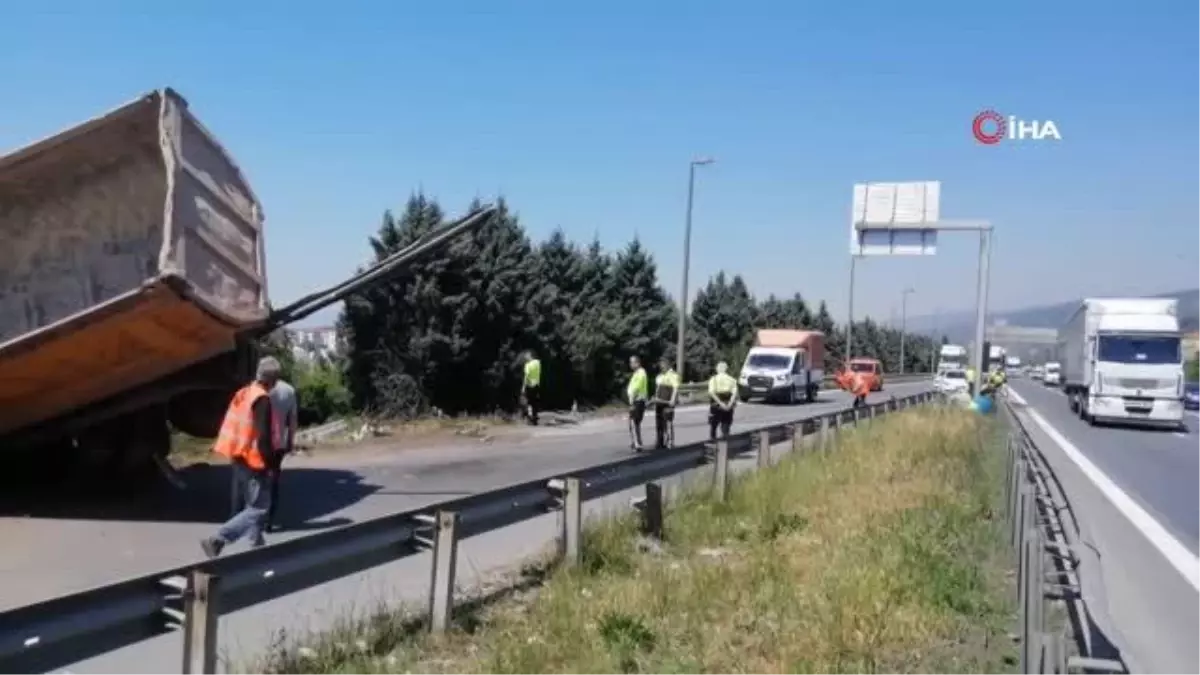 TEM'de taş yüklü hafriyat kamyonu önce bariyerlere çarptı, sonra şarampole devrildi