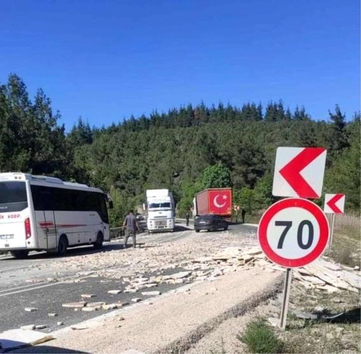 Tırın dorsesine yüklü mermerleri tutan halatlar kopunca olanlar oldu