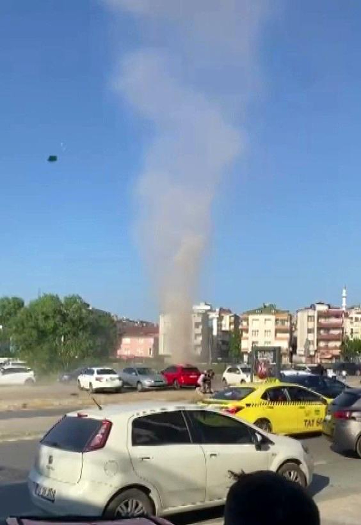 Ümraniye\'de hortum anı kameralara yansıdı