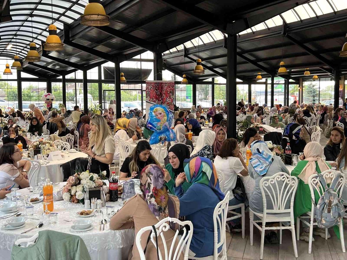 Yüzlerce kadın anneler günü etkinliğinde buluştu