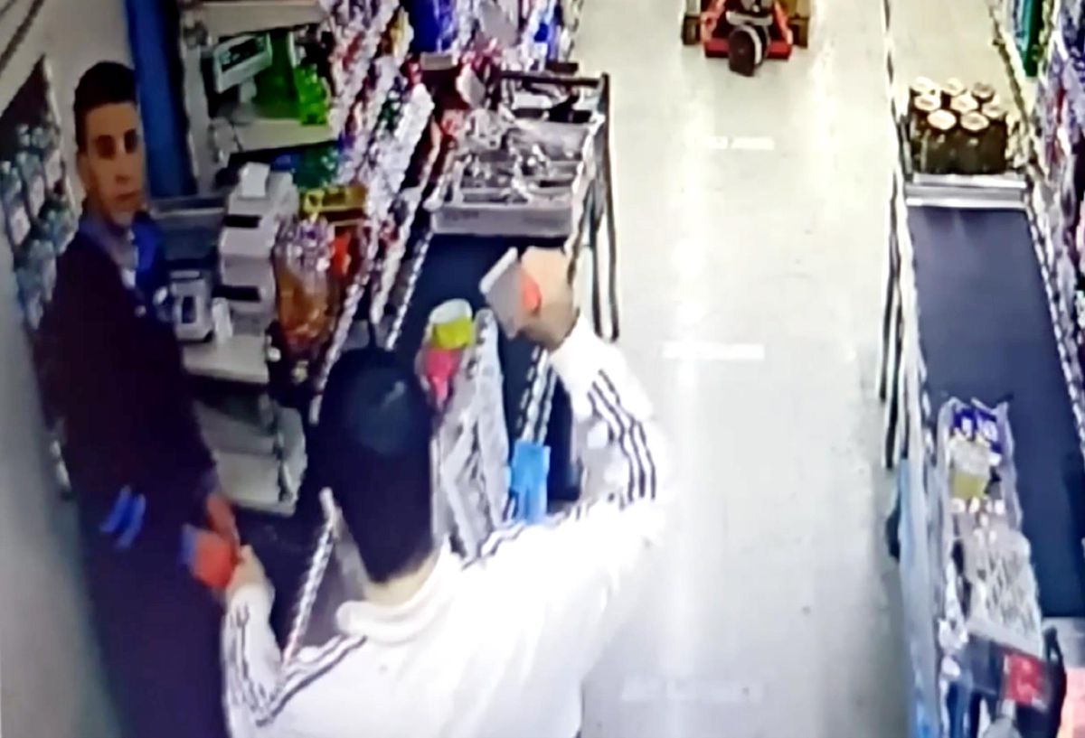 Adana'da market kasasından gasp güvenlik kamerasında