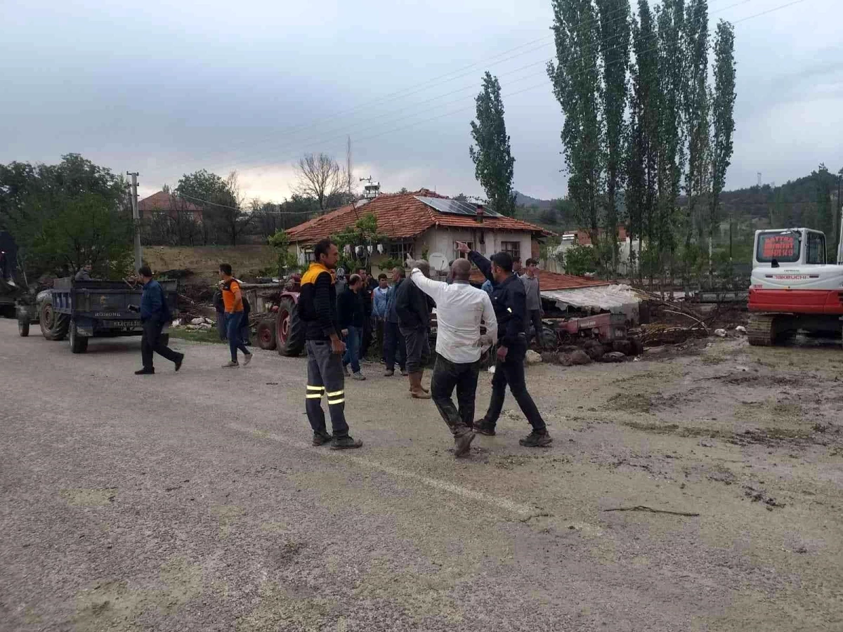 Antalya\'da 2 mahallede sağanak yağış sonrası su baskınları oluştu