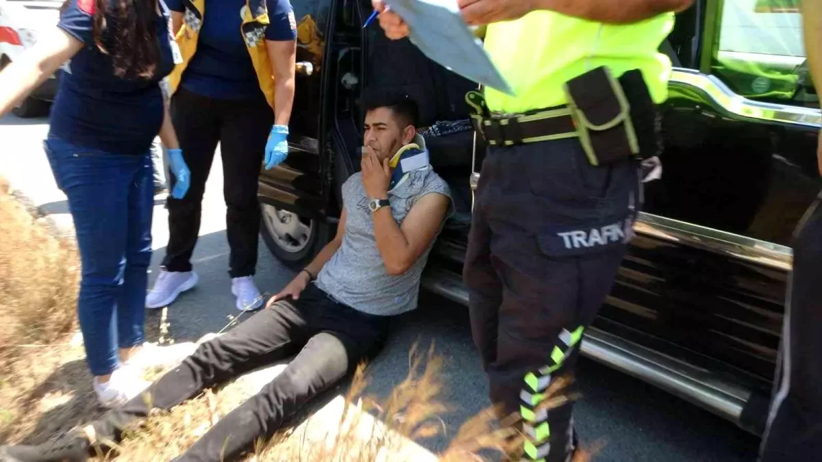 Son dakika: Aracın içine sıkışan arkadaşının kurtarılışını yaralı halde sigara yakarak izledi