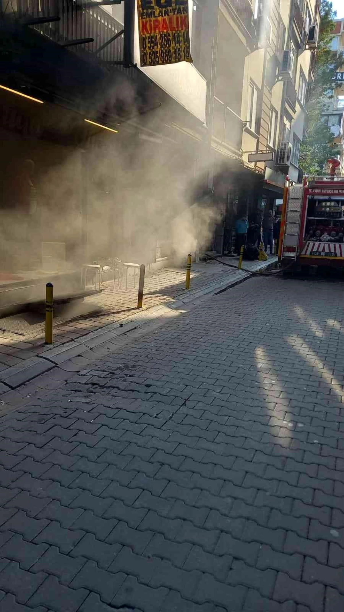 Aydın\'da kara dumanlar mahalleyi kapladı