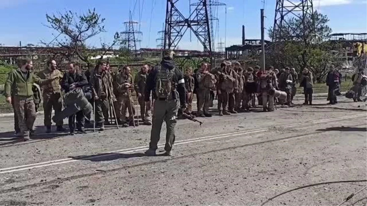 Azovstal\'dan çıkarak Rus güçlerine teslim olan Ukraynalı askerler