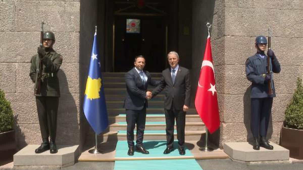Bakan Akar, Kosovalı mevkidaşıyla görüştü