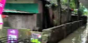 Bangladeş'te sel nedeniyle elektrikler kesildi