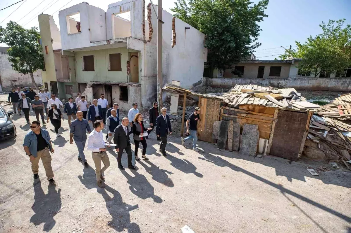 Başkan Tunç Soyer, Uzundere'deki Çalışmaları İnceledi: 'Tahliye Çalışmalarının Yüzde 70'ini Tamamladık'