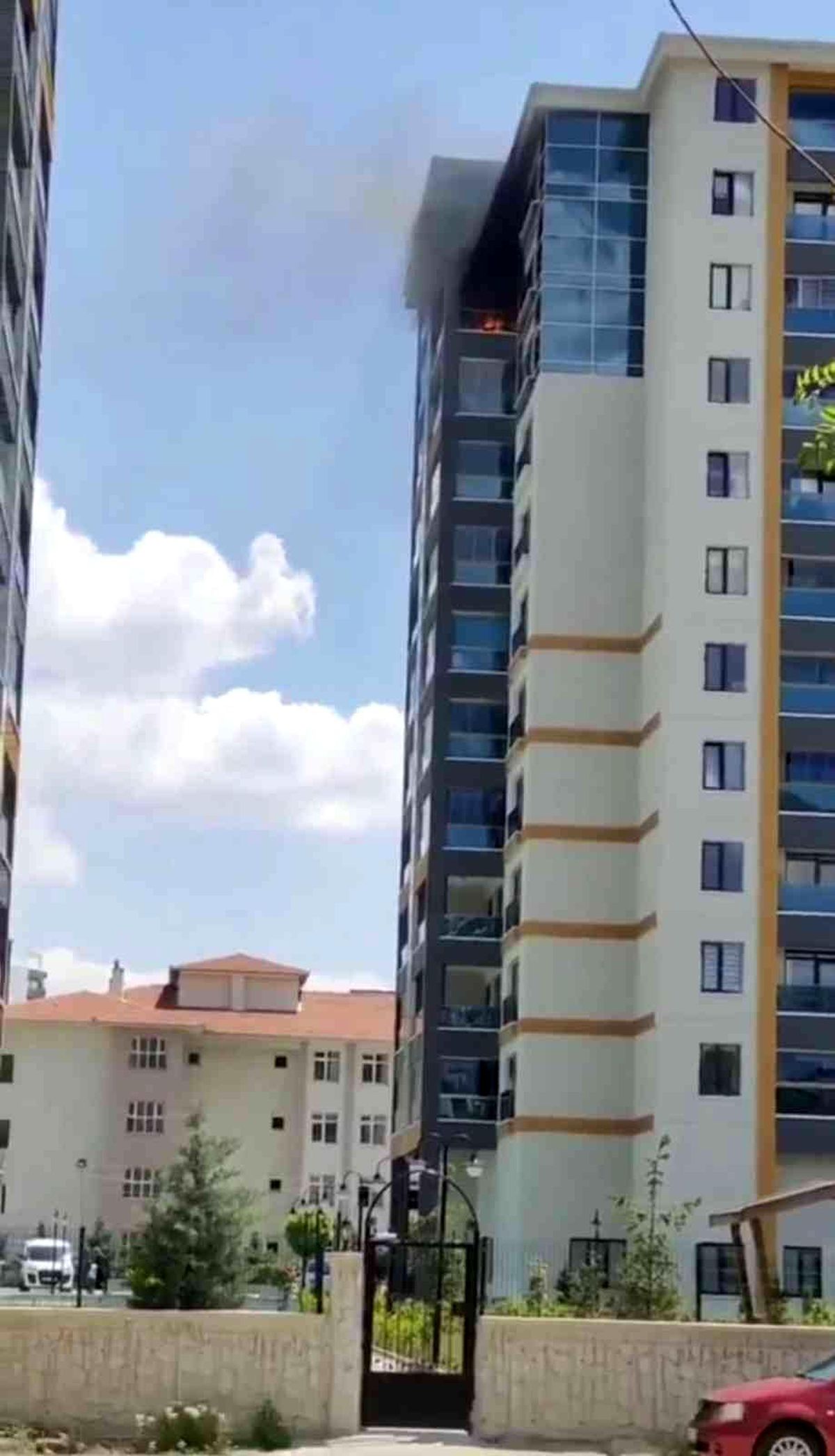 Başkent\'te 11 katlı binada korkutan yangın