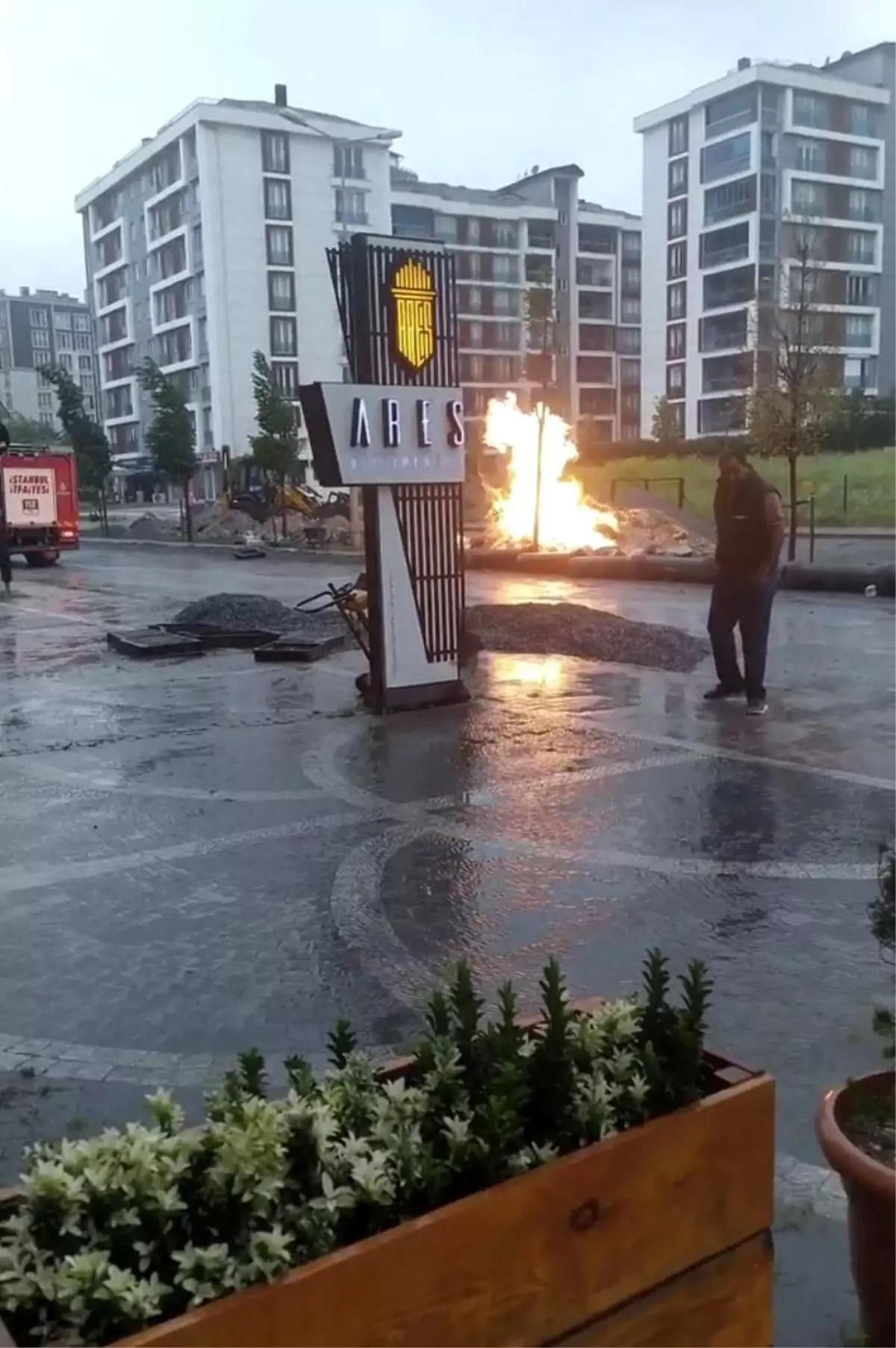 Beylikdüzü\'nde doğalgaz borusu alev aldı, mahallede panik yaşandı