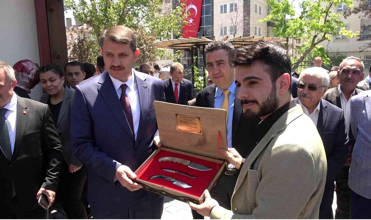 Binlercesi arasından özenle seçip valiye hediye etti