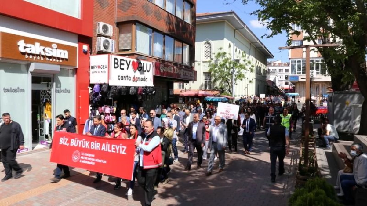 "Biz Büyük Bir Aileyiz" sloganıyla farkındalık yürüyüşü