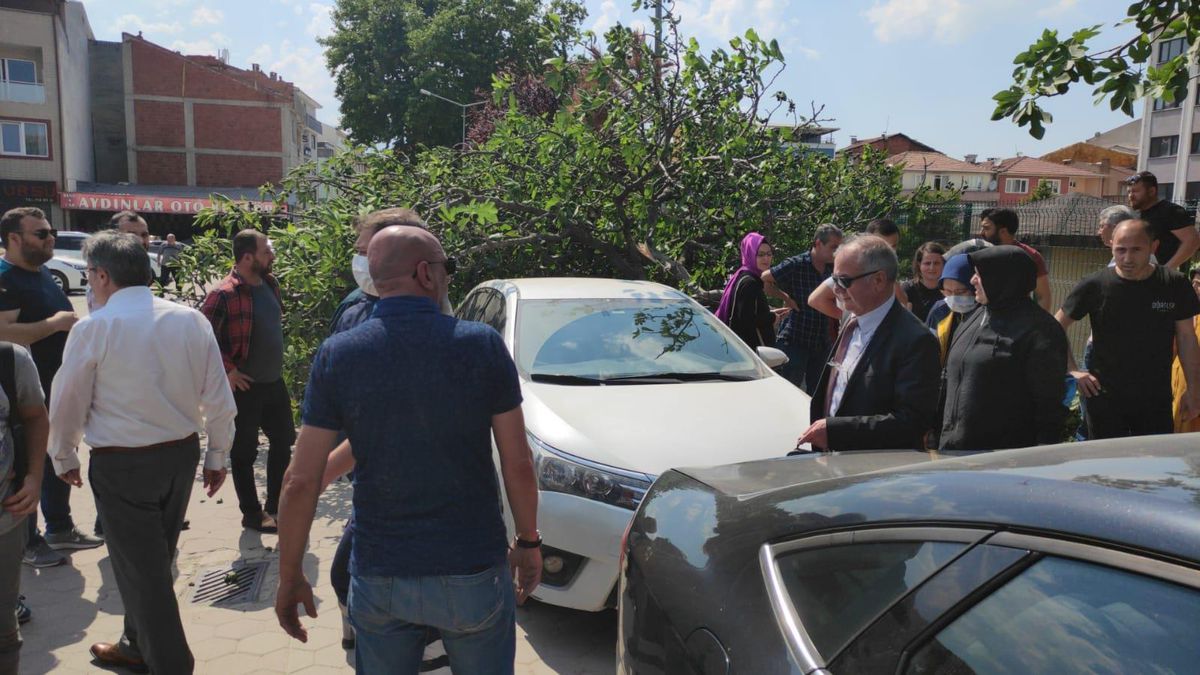 Bursa\'da okul önünde çocuklarını beklerken üzerlerine ağaç devrilen 2 kadın yaralandı