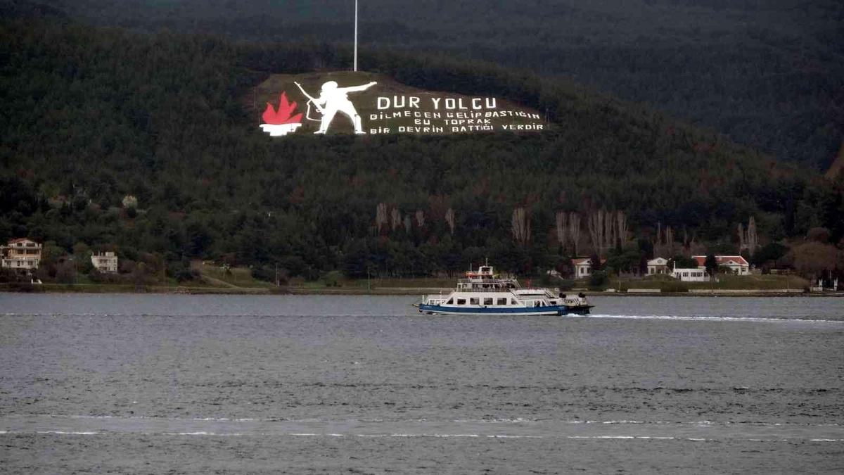 Çanakkale\'de feribot seferlerine fırtına engeli
