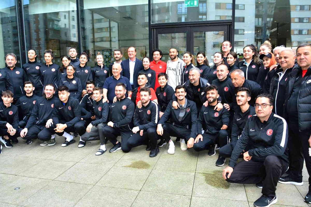 Cenk Tosun\'dan, milli takım kafilesine ziyaret